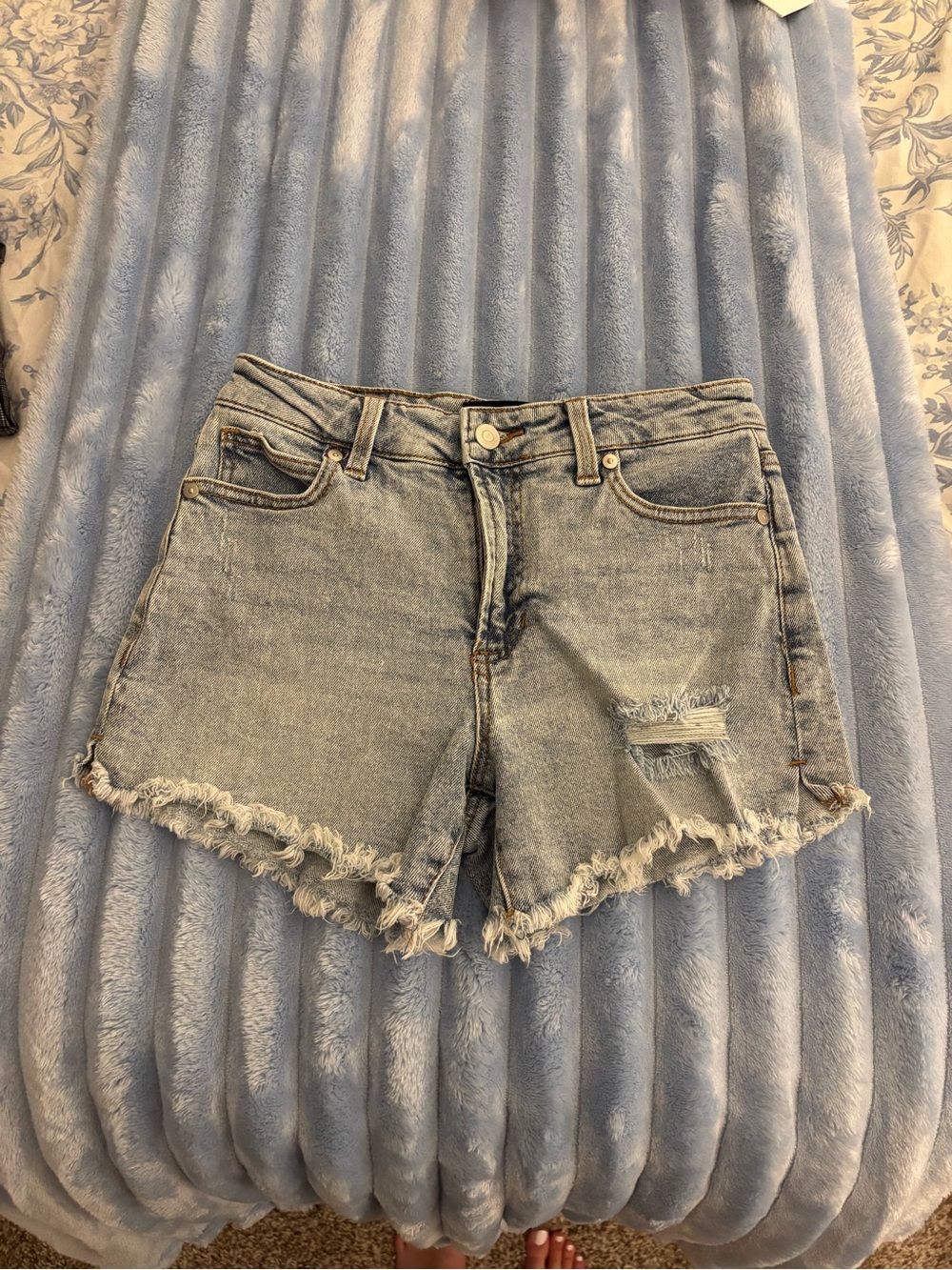 BCBGeneration Womens Distressed 4” High Rise Denim Light Blue Shorts - Size 1/25